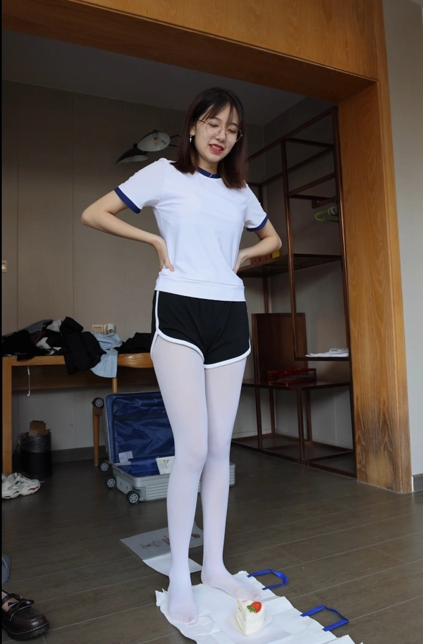 积分限定作品 NO.008 小甜豆-皮鞋、厚白丝、踩奶油蛋糕剧情 - BoBoSocks袜啵啵